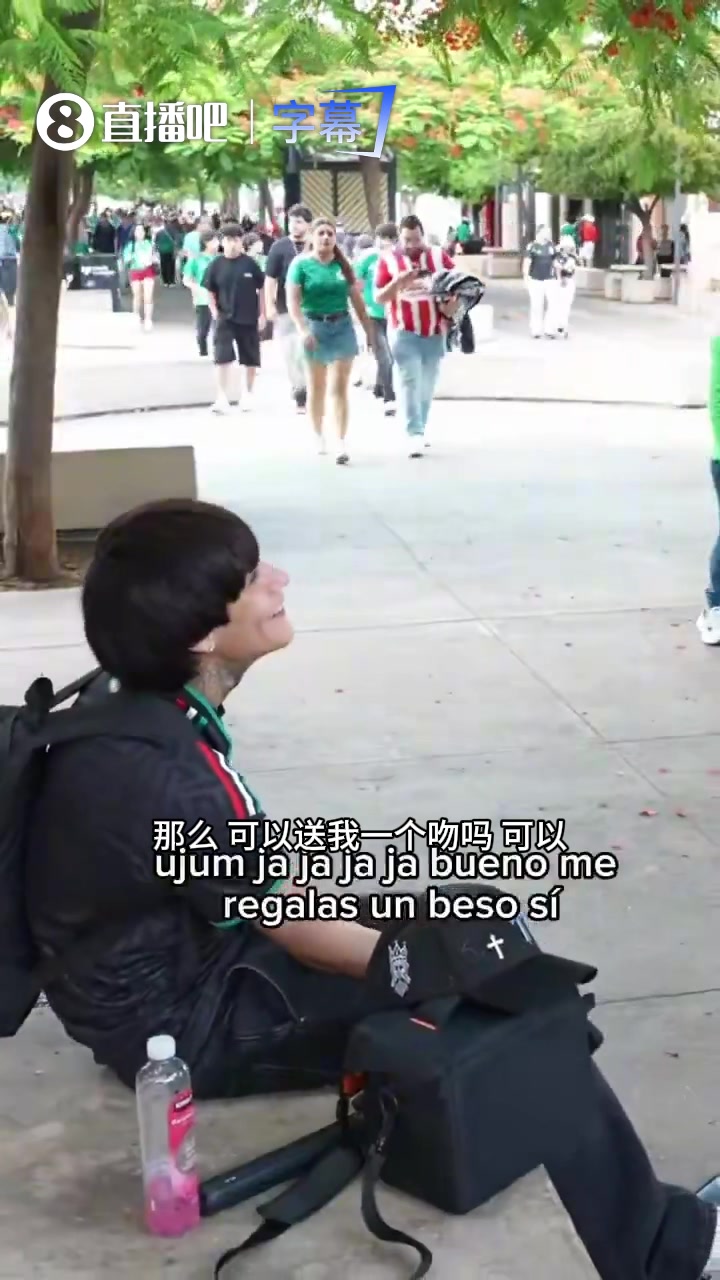 【视频】墨西哥女主持街头“围猎”韩国球迷：俘获韩国人！用颠球换香吻！