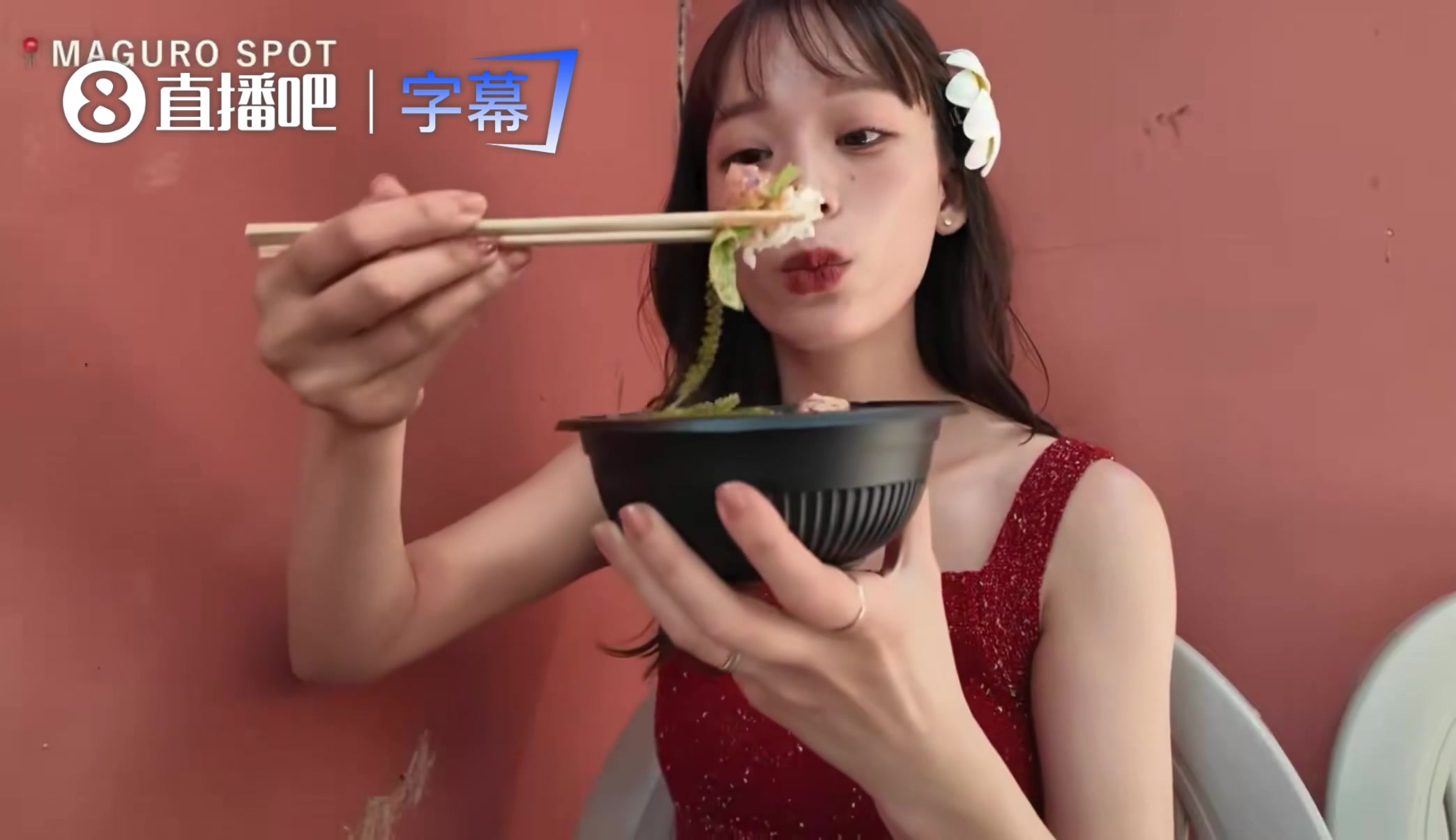 [足球]上田绮世的名模老婆吃饭被鸟抢劫，瞬间变成表情包~