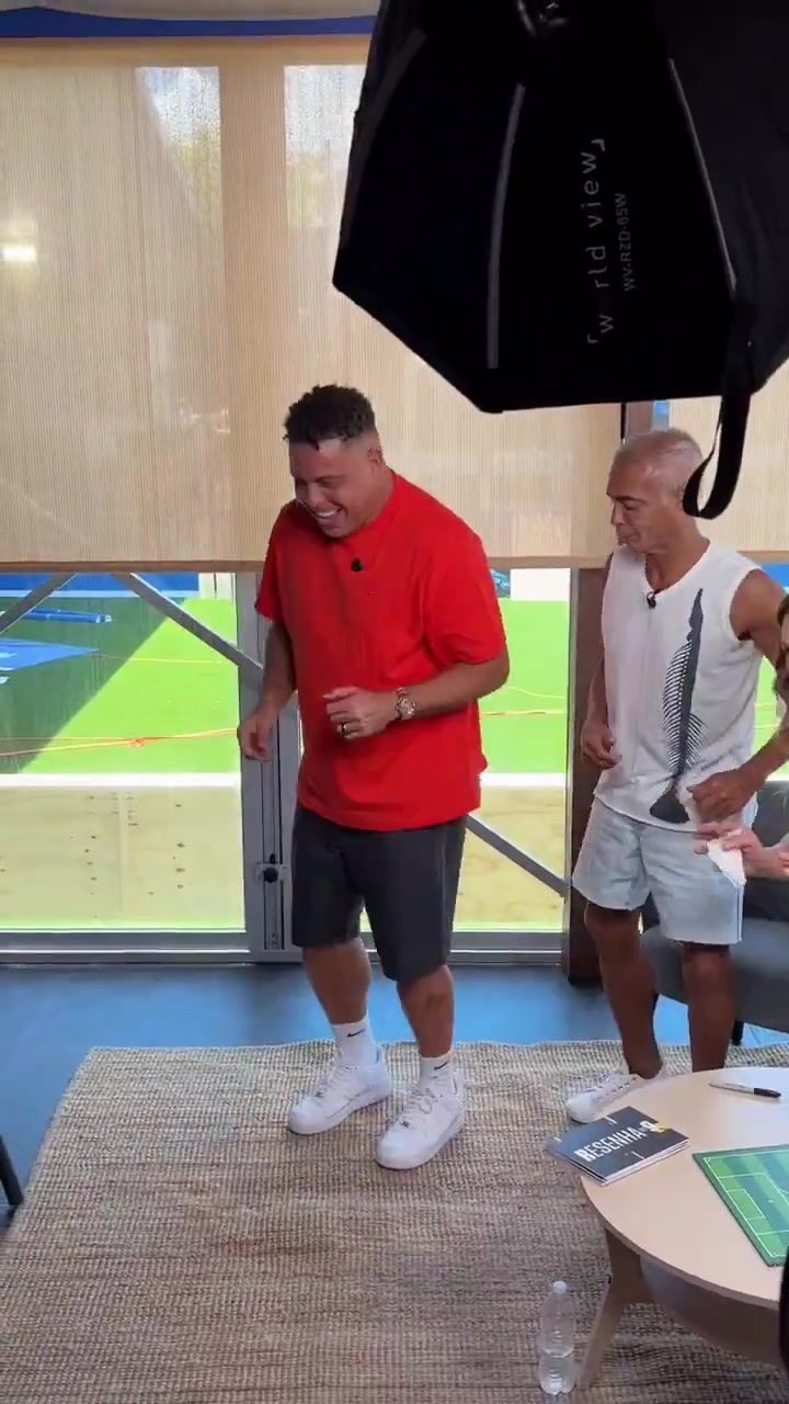 [视频]松弛感！大罗在线教罗马里奥跳舞