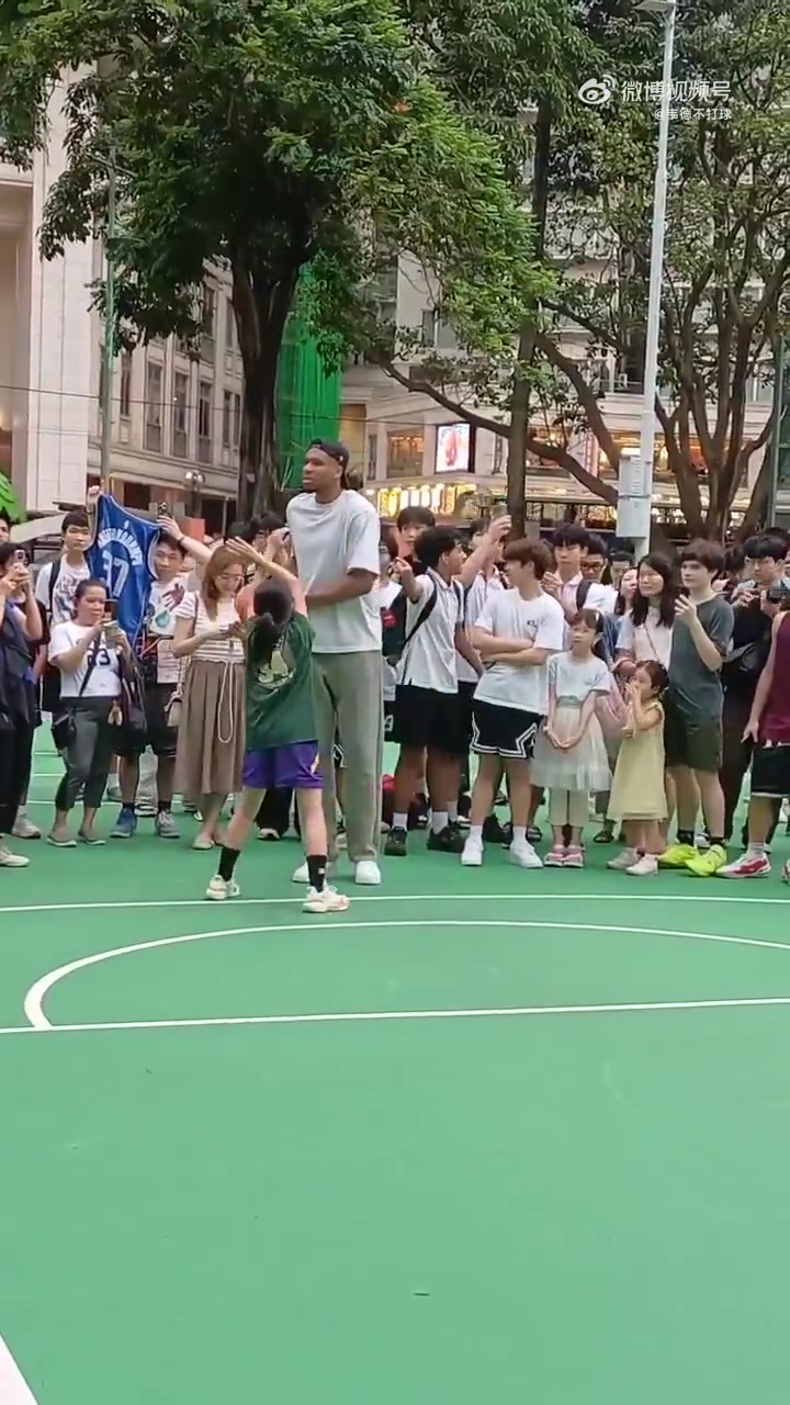 [你怎么看？]字母哥中国行与孩子们单挑，转身跳投打铁！