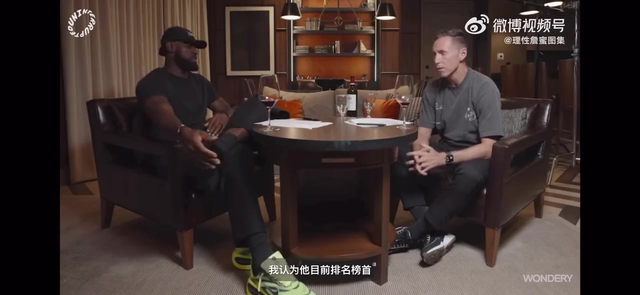【球场爆发瞬间】太随性了吧 ⬆️詹姆斯在《球场大脑》节目中脱鞋放松！❗