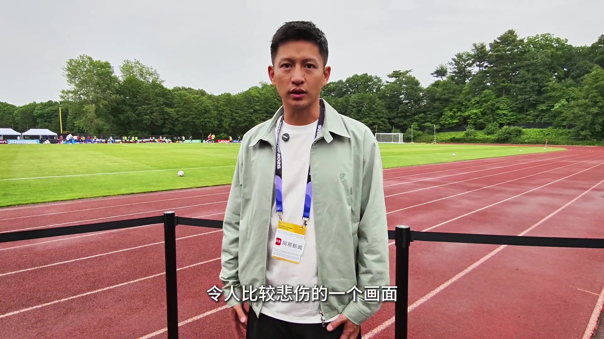 [赛事瞬间]王楚现场直击法国队：全员列队为⚽德尚母亲默哀，德