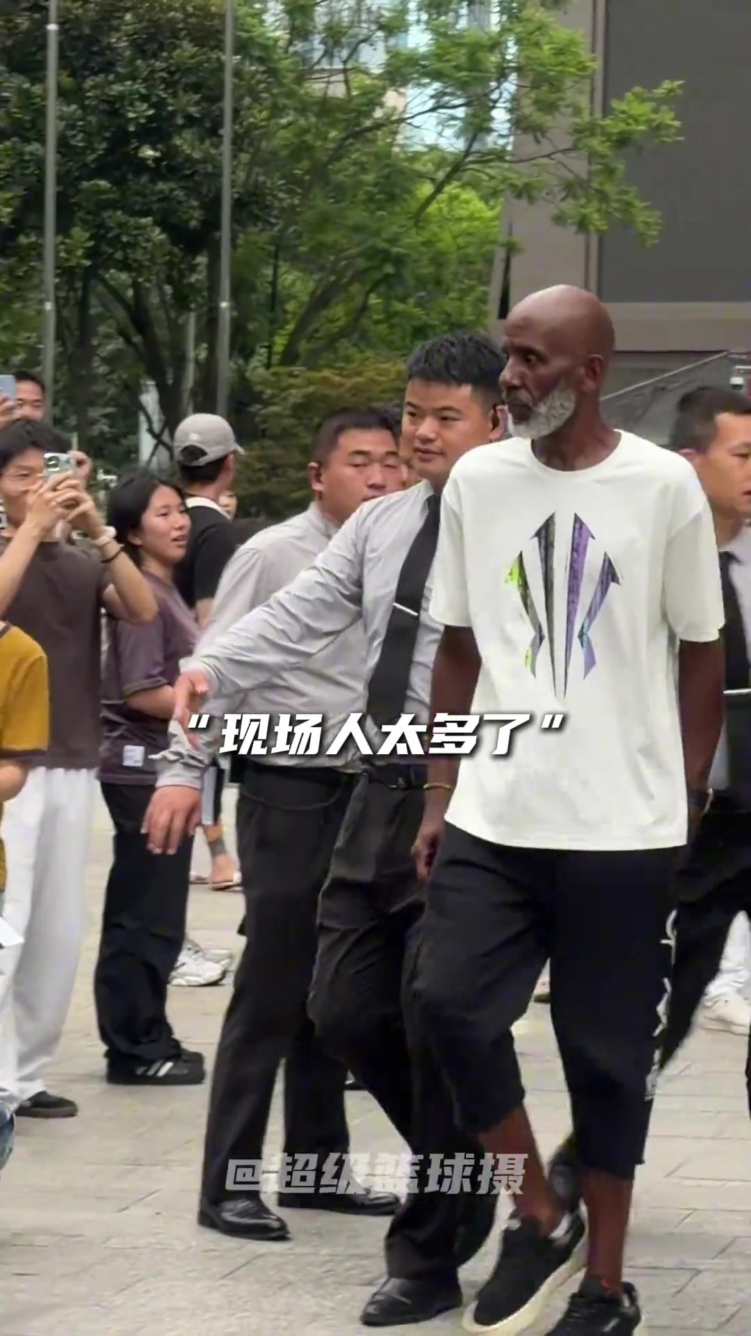 【集锦】“欧爸中国行疯狂签名，蹲不到欧文蹲到了欧爸”
