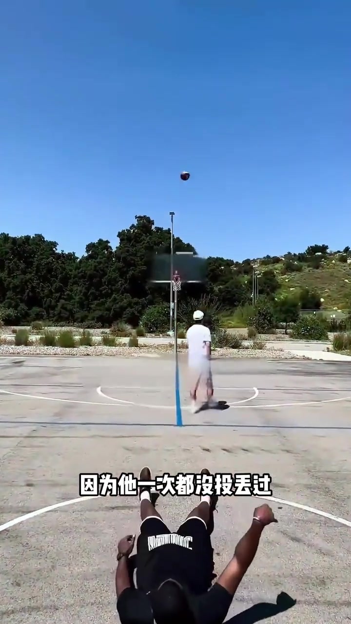 【今日视频】牛！这人投篮全程无半点特效 各类超高难度投篮全都