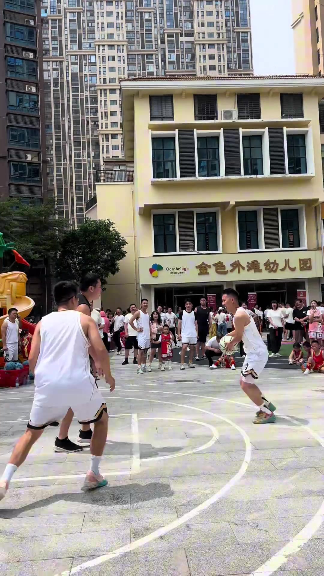 【推荐】出尽风头！幼儿园父亲节篮球赛 篮球奶爸上演各种暴扣/进球