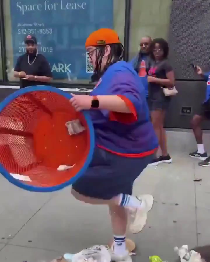 [体育头条]年薪30万美元工作没了摩根大通女高管偷周边垃圾桶