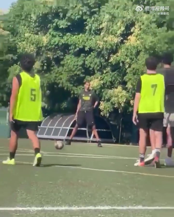 [值得一看]脚法不错！文班亚马模仿C罗“游龙”任意球，大喊“Siu”！