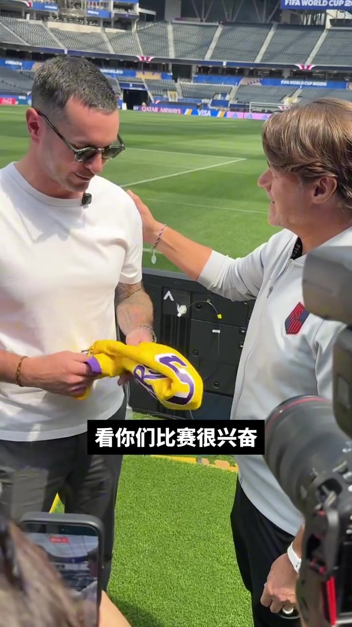 [湖人]蹭一下热度！雷迪克与美国男足波切蒂诺互换球衣！