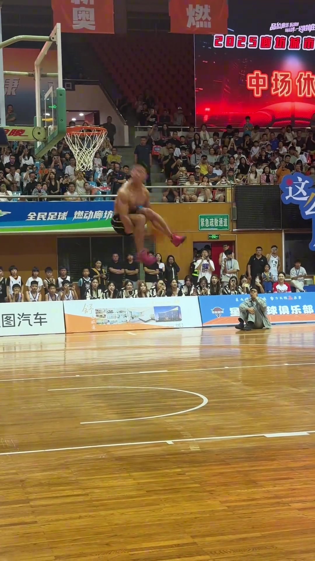 【球迷看点】搁NBA也满分？！国内一位扣将上演自抛绕过双腿换