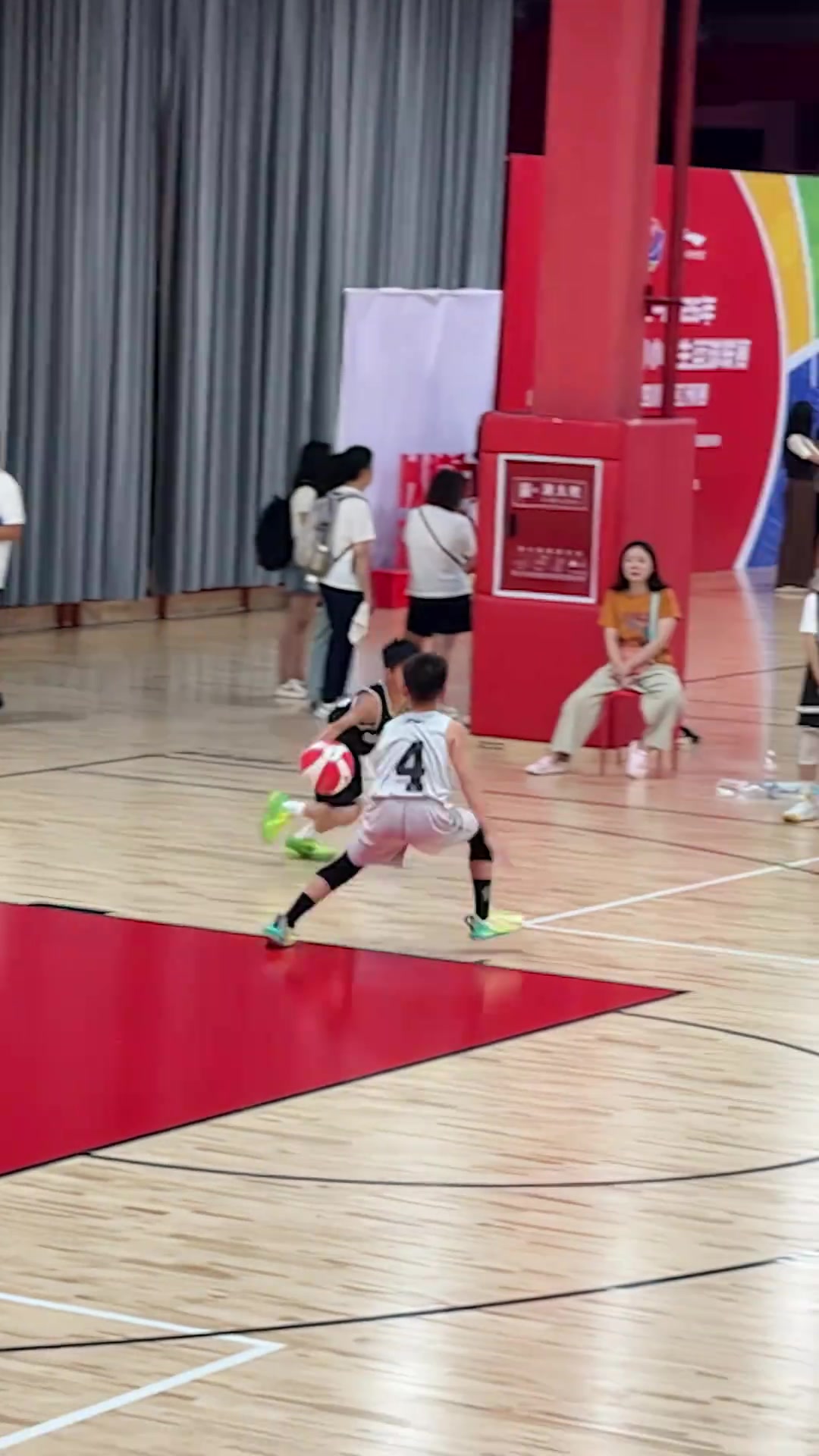 【体育精彩时刻】小学生⬅️篮球赛现场，一名小球员控球丝滑、突