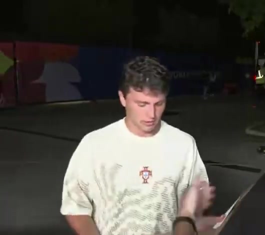 【推荐】好人啊！内维斯送给记者一块披萨