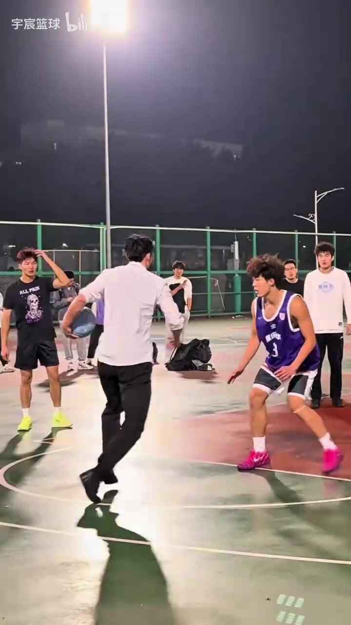 [视频]当刚下班的打工人在野球场解除封印，路人惊呼：这么猛吗