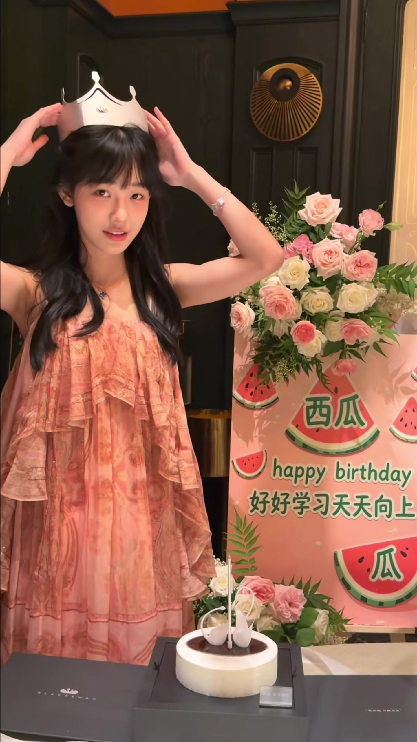 [NBA]篮球网红美女“西瓜蘸酱油”晒庆生视频，郭艾伦也在场