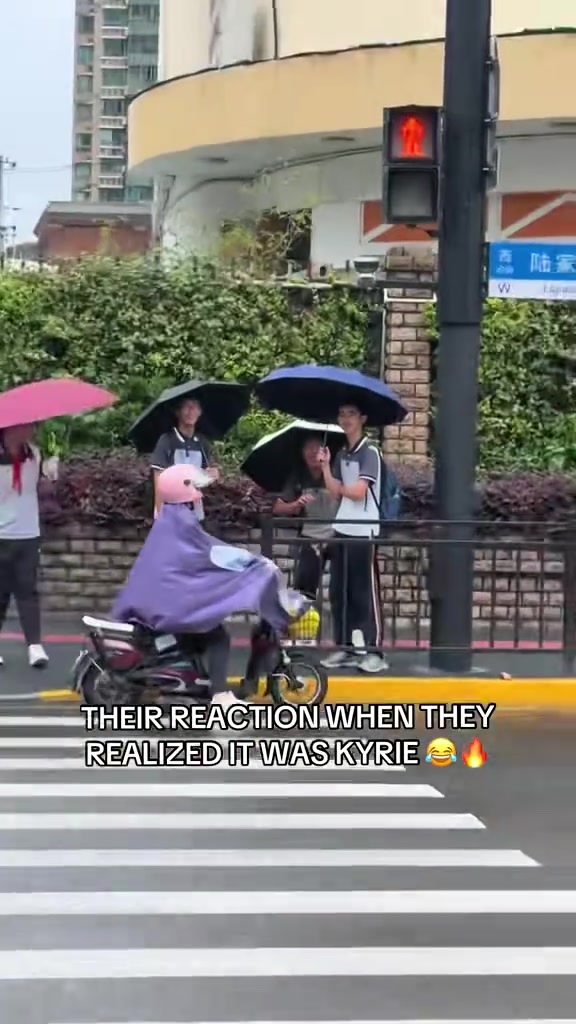 马路对面偶遇欧文，你敢相信？