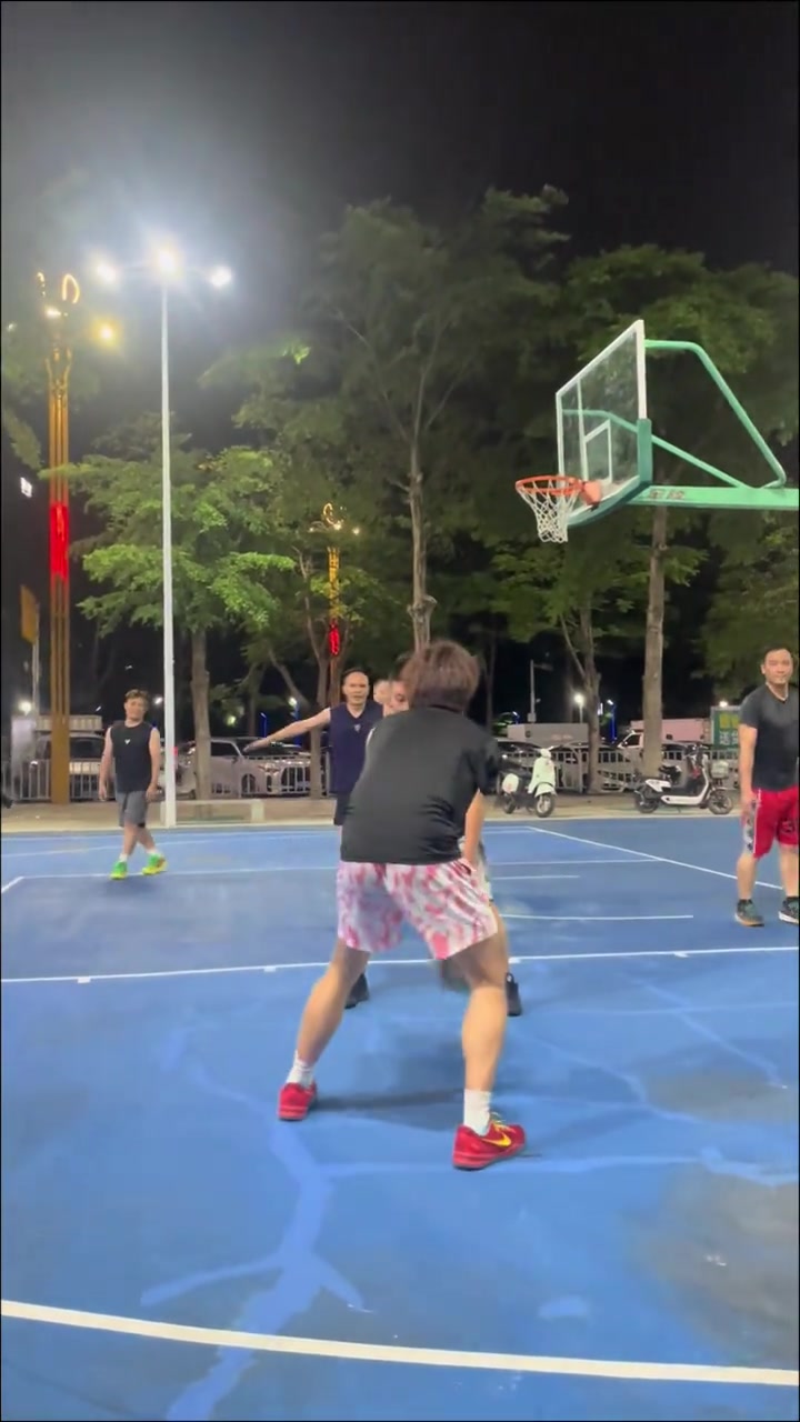 【高能时刻】你知道的，我⬆️只是被生活打压，不是被篮球打压。