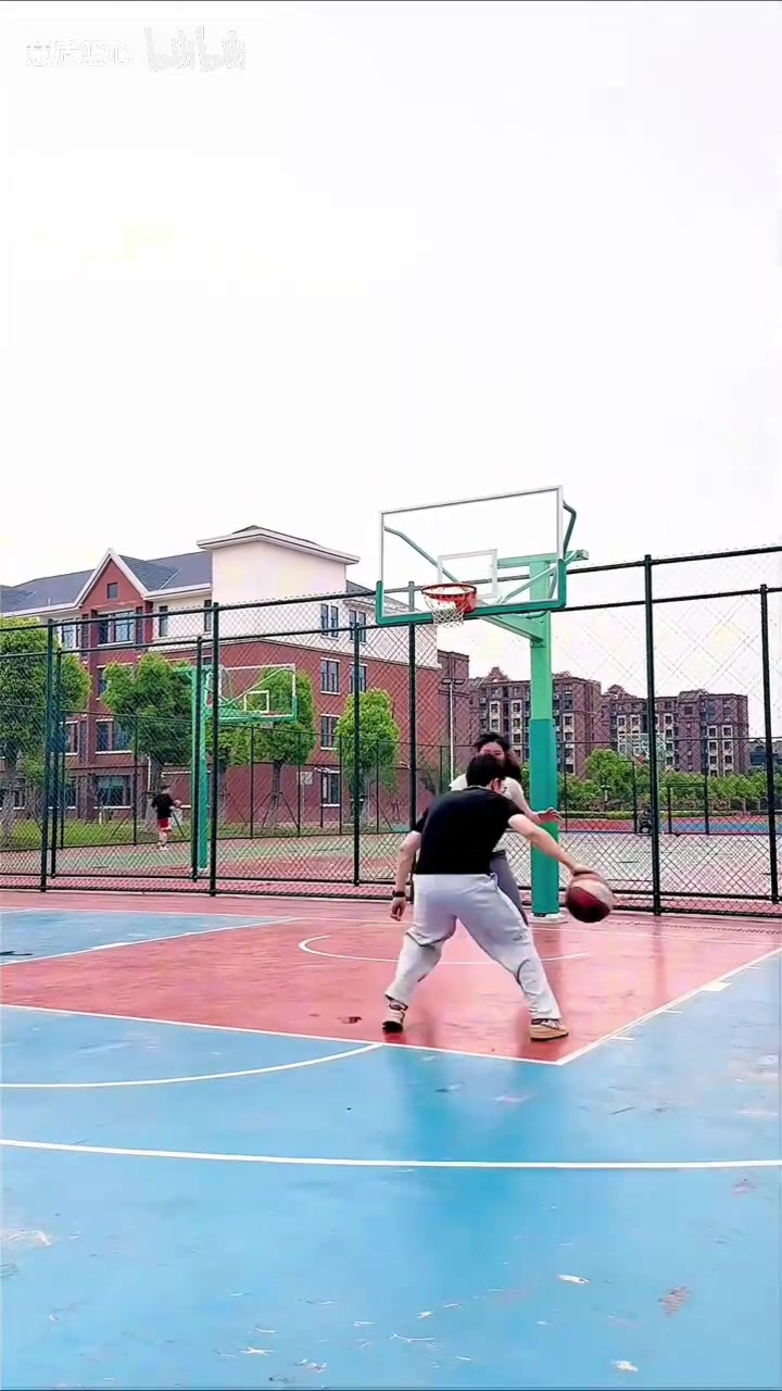 [美女]不是，大哥你眼里只有篮筐啊？？是不是带球撞人了？⛹️