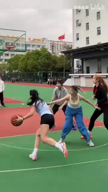 【篮球】看着有点强啊 吧友们想要加一组一起打吗？