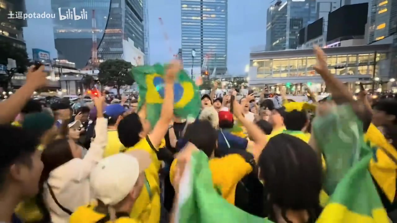 [集锦]巴西球迷“占领”东京在街头欢快庆祝，日本球迷甚至也加入其中