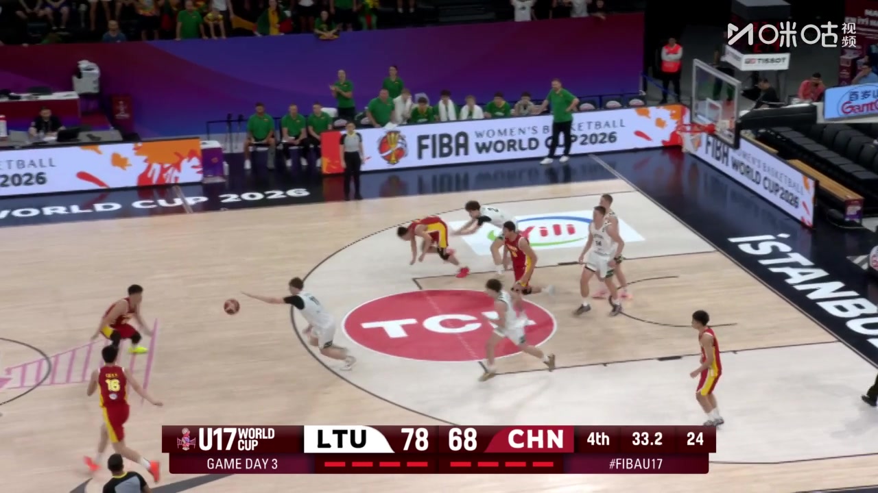 中国U17男篮与立陶宛U17冲突！张淳智被推飞后起身撞翻对手，双方共3人遭驱逐