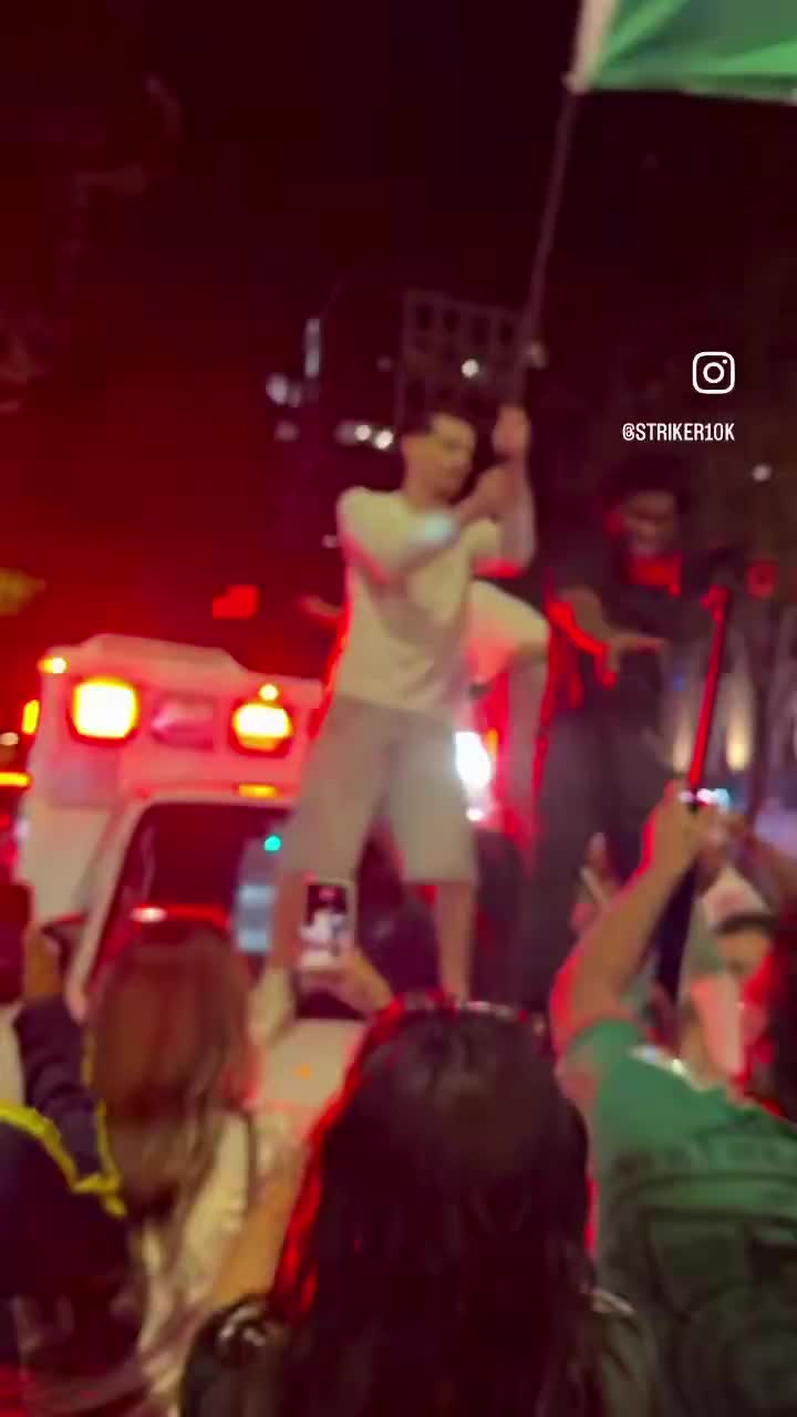 【集锦】墨西哥球迷在美国救护车上挥旗庆祝，美国警察分分钟教他