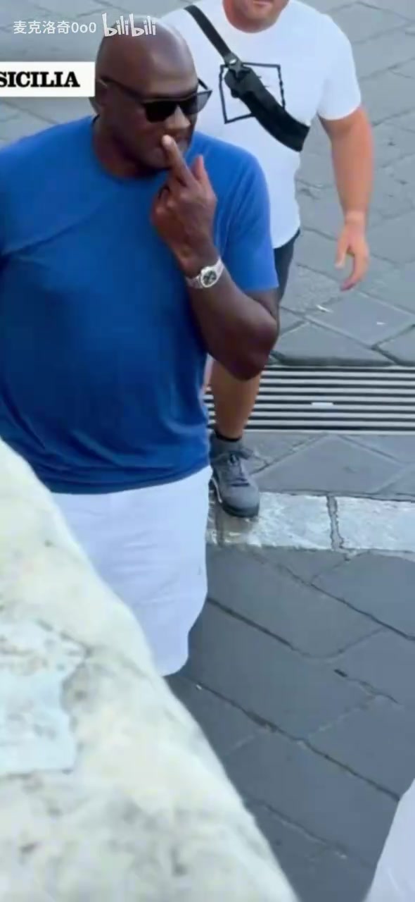 【球迷看点】安静地享受人生！在意大利街头散步的乔丹！