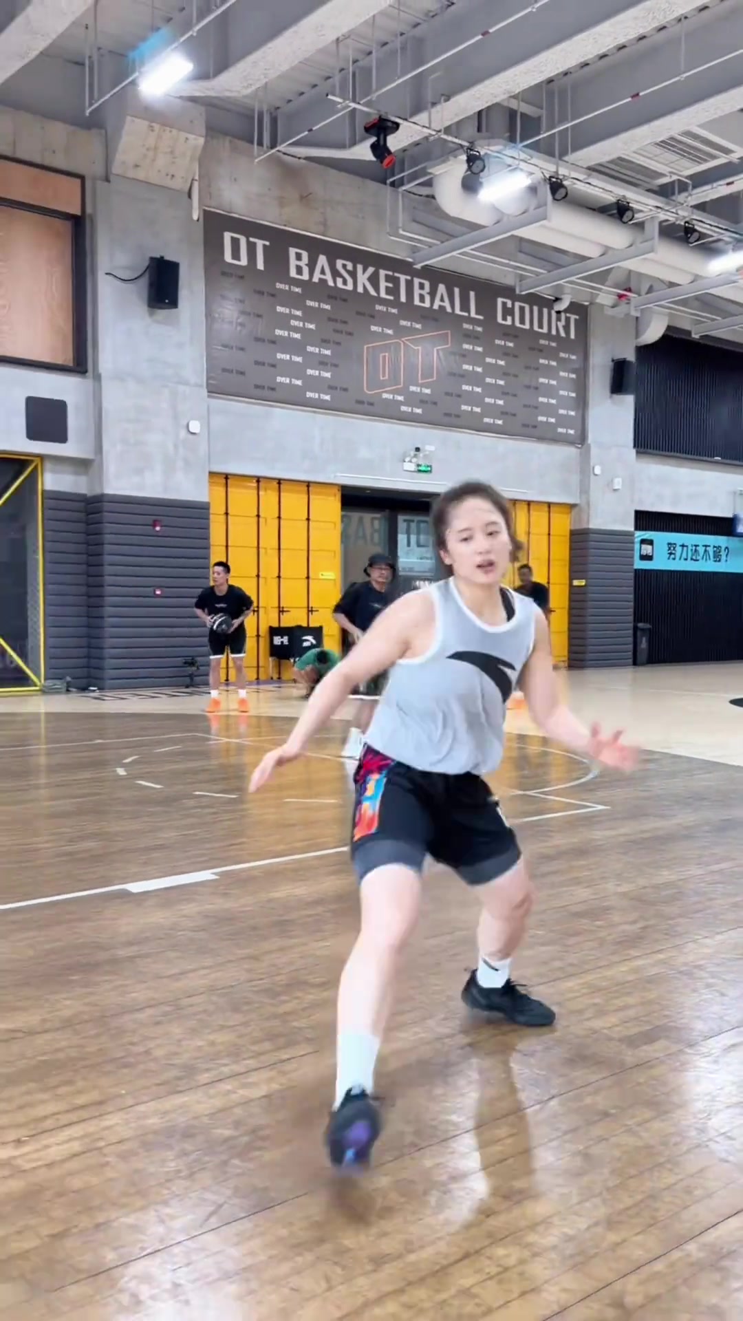 [视频]谁能拒绝得了又帅又美又会打篮球的妹子呢