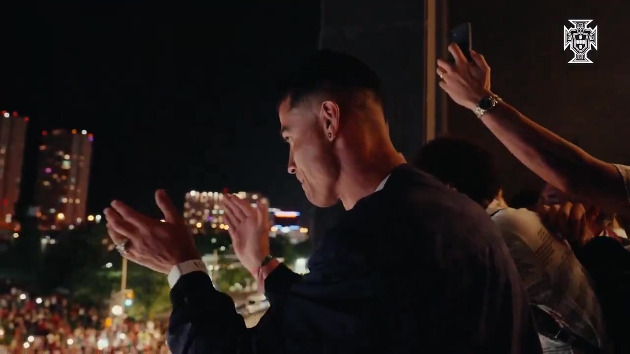 【视频/集锦】人山人海！赛后C罗和队友们一起与球迷庆祝