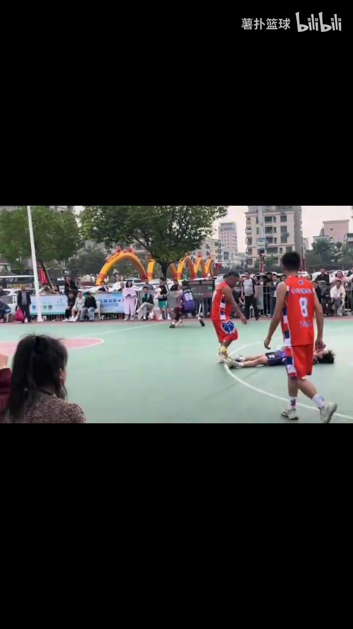 [你怎么看？]新一期格斗篮球！无论打野球还是比赛都要注意安全