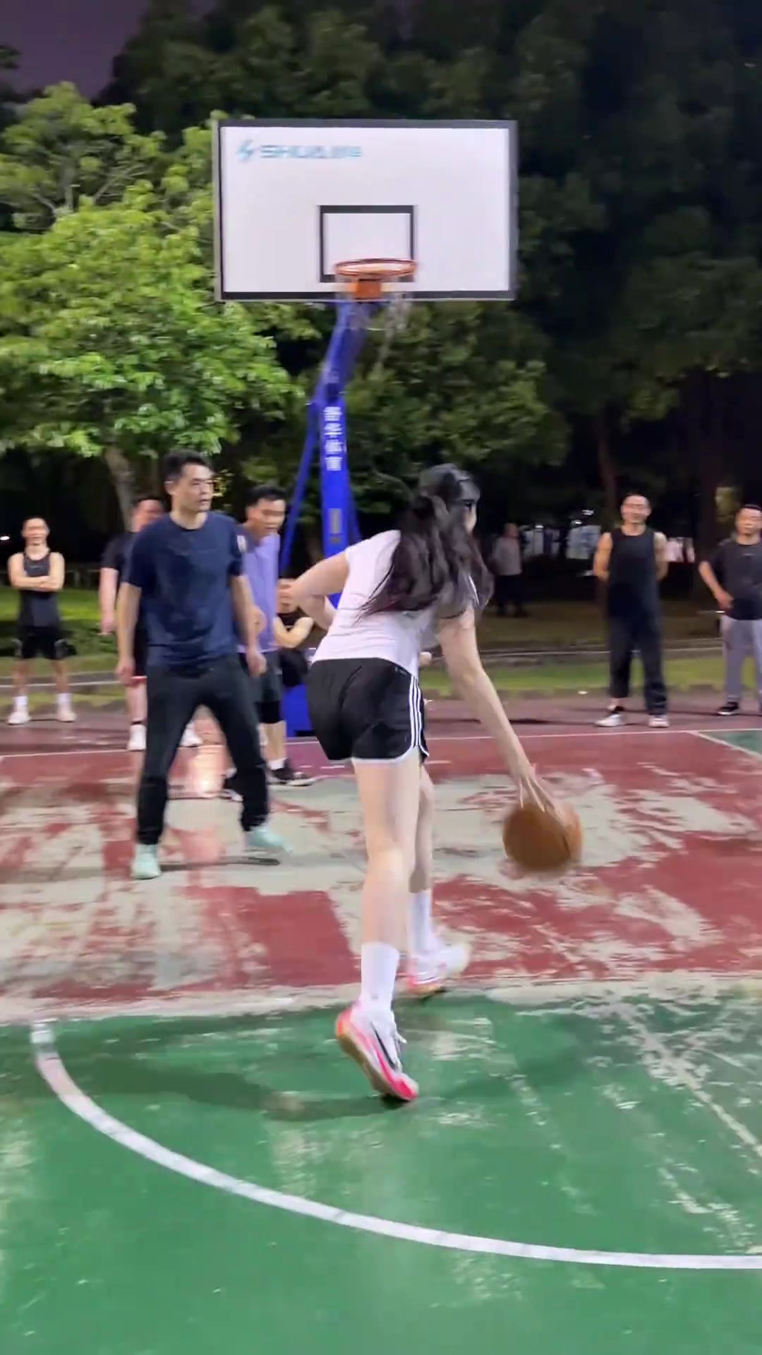 这个兄真喜❤️ 谁能顶得住“珠圆玉润”的野球肘姐了