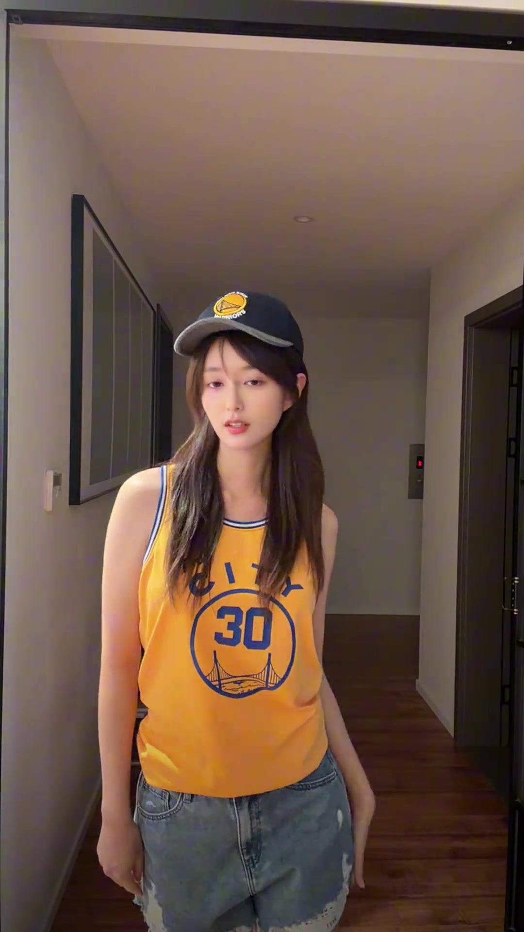 [集锦]女主播小七：回到家就收到了一份我库的礼物！