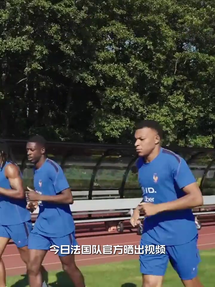 [精彩剪辑]已经是传奇！姆巴佩获赠百场纪念球衣！