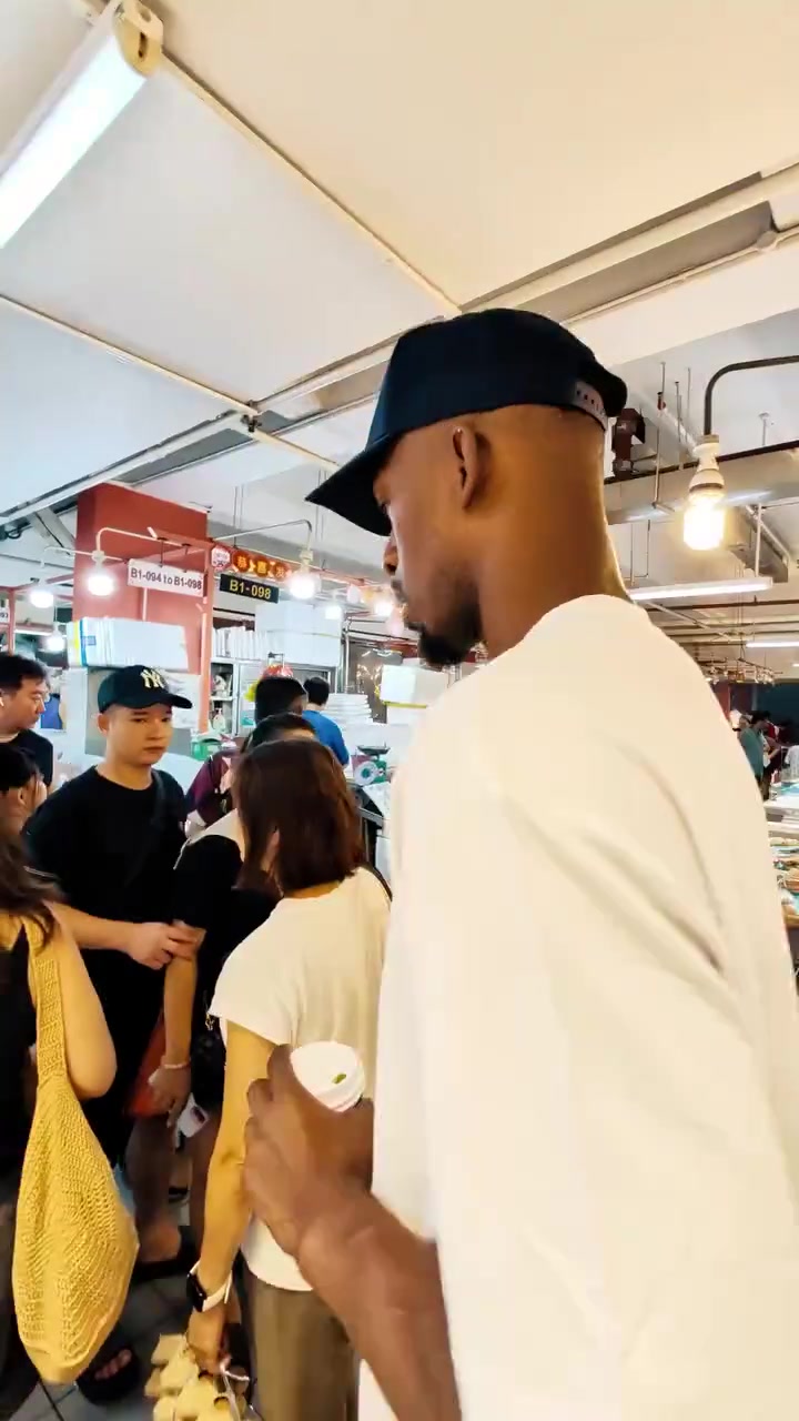 入乡随俗！巴特勒逛菜市场品尝中国美食