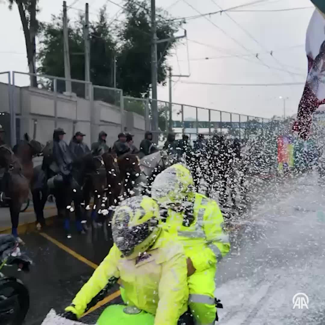 [深度剪辑]警车⚽都敢喷警车护送英格兰队抵⬆️达球场，墨西哥