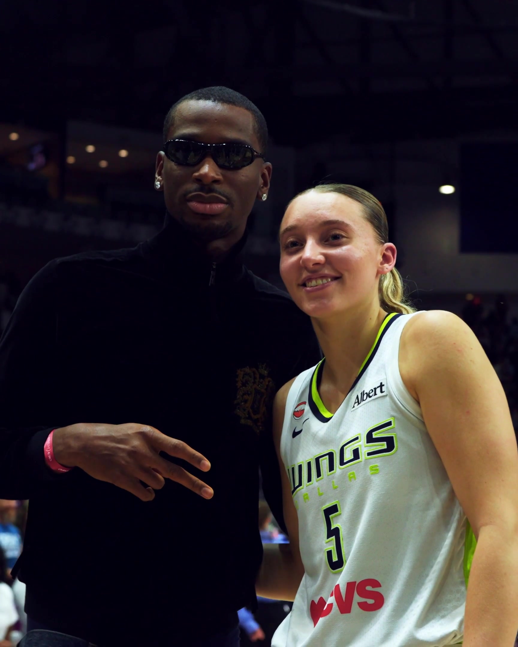 【WNBA】新剃的寸头太抢眼了SGA观战W❕NBA！和佩奇互动合影~