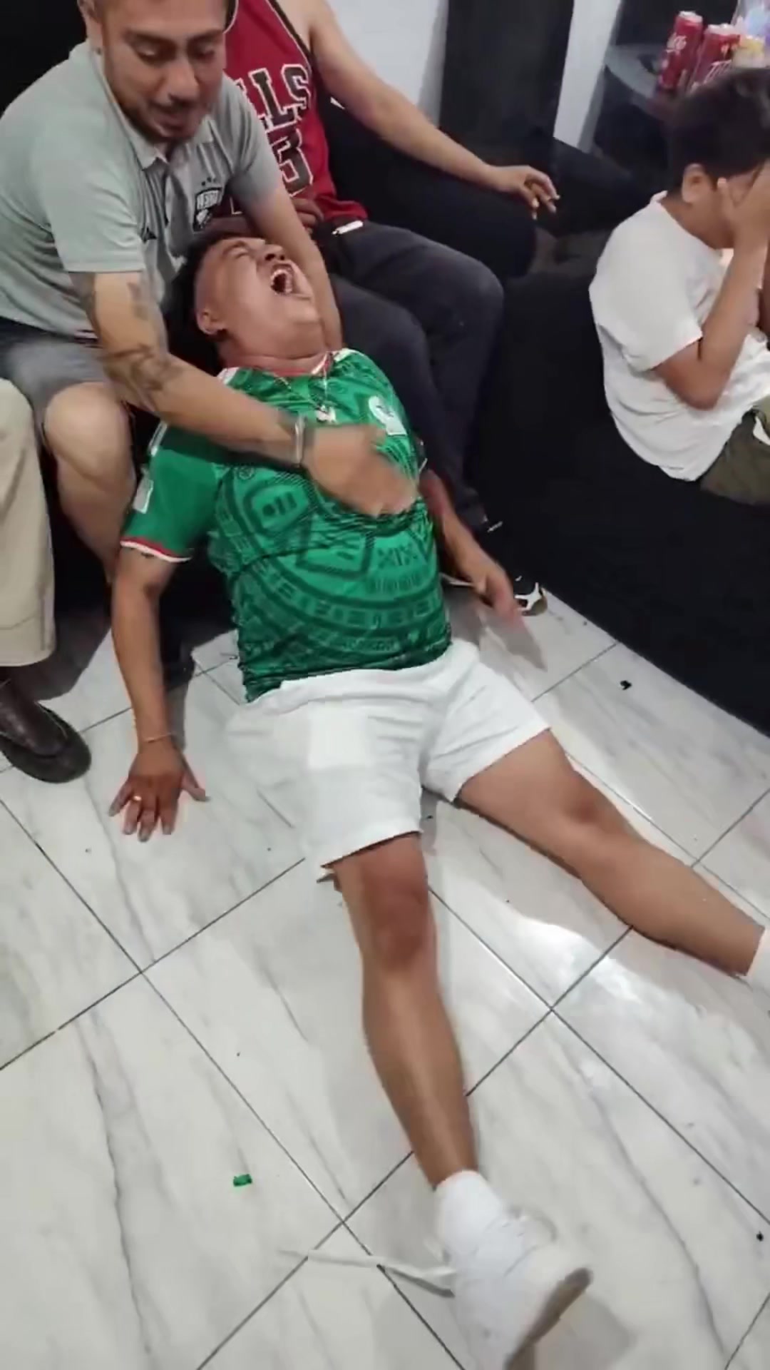 【体育视频】难受！观看直播的墨西哥球迷崩溃大哭