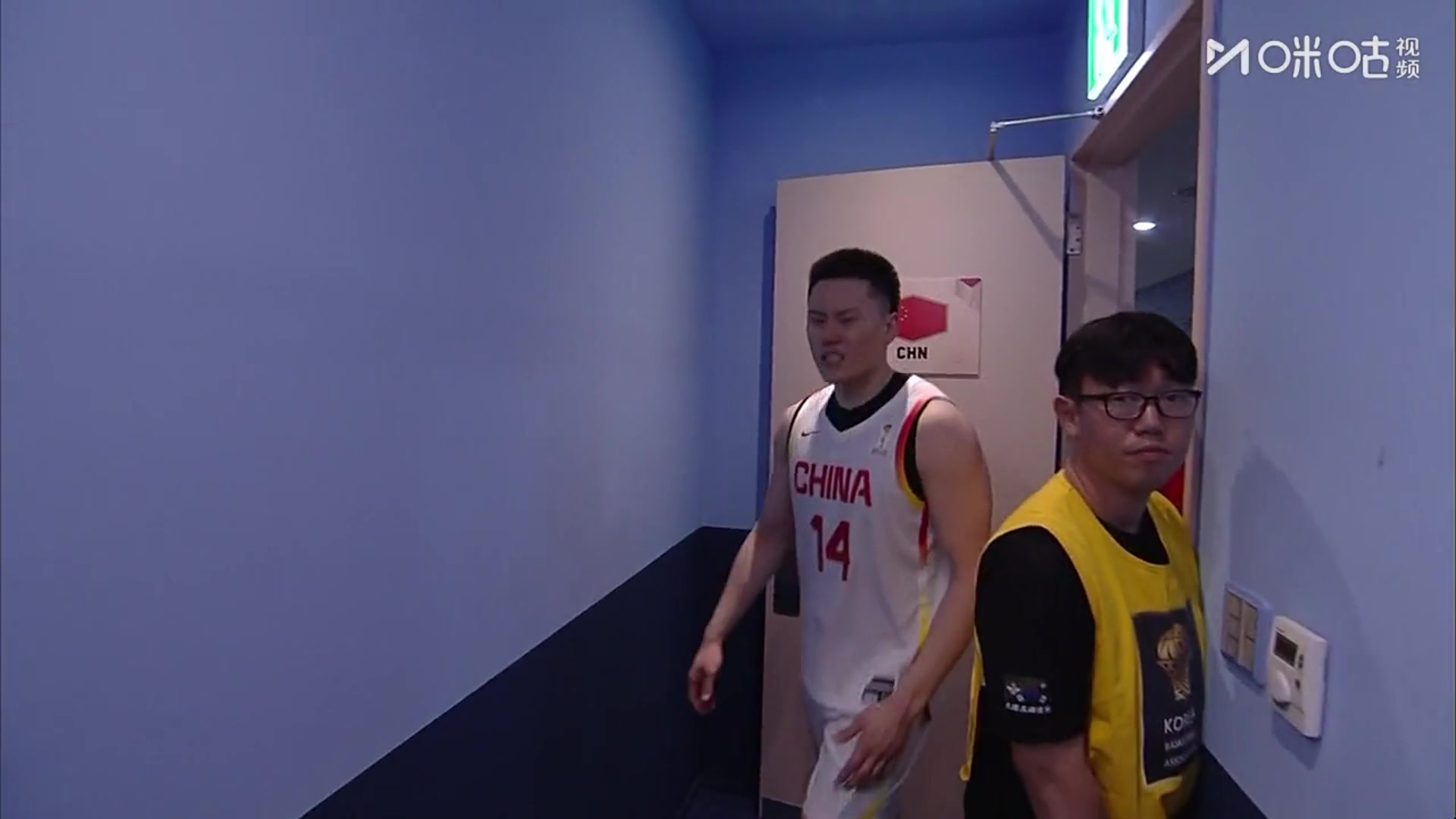 【NBA】拿下生死战中国男篮赛后全员更衣室内庆祝赢球！互相鼓