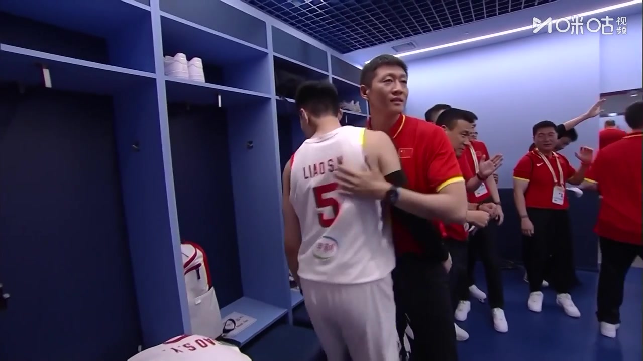 【中国男篮】赛后相对老叔说点什么？郭艾伦：早点睡，多吃点饭，别太紧张