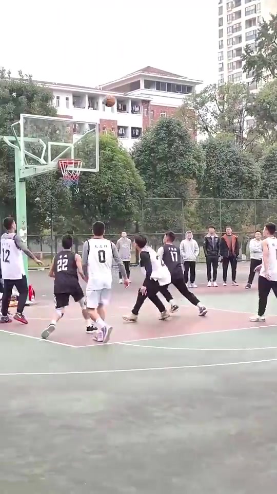 [球迷看点]在学校里，你要是投三分很准，真能让你获得优先择偶