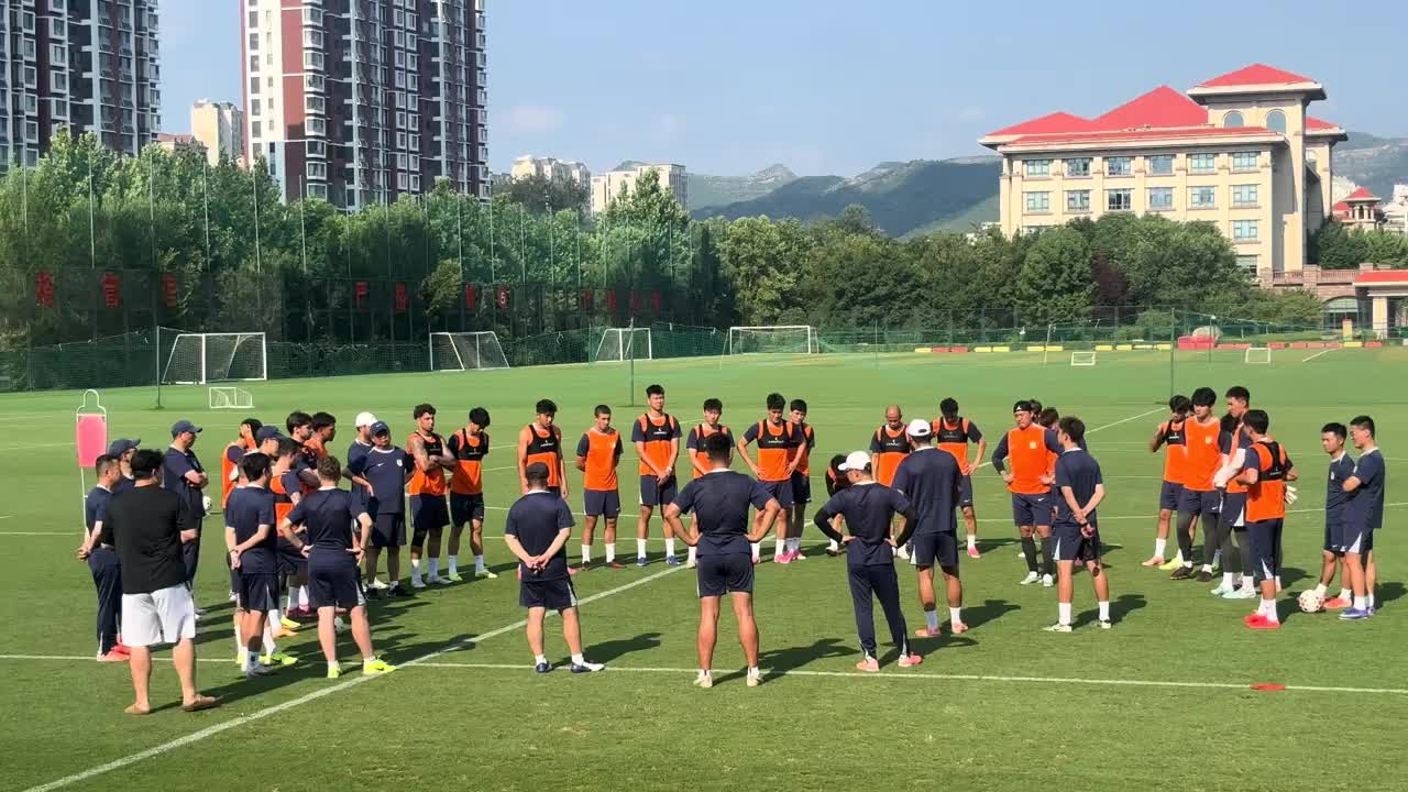 泰山跟队记者牛志明：山东泰山队训练，有人复出，有人缺席