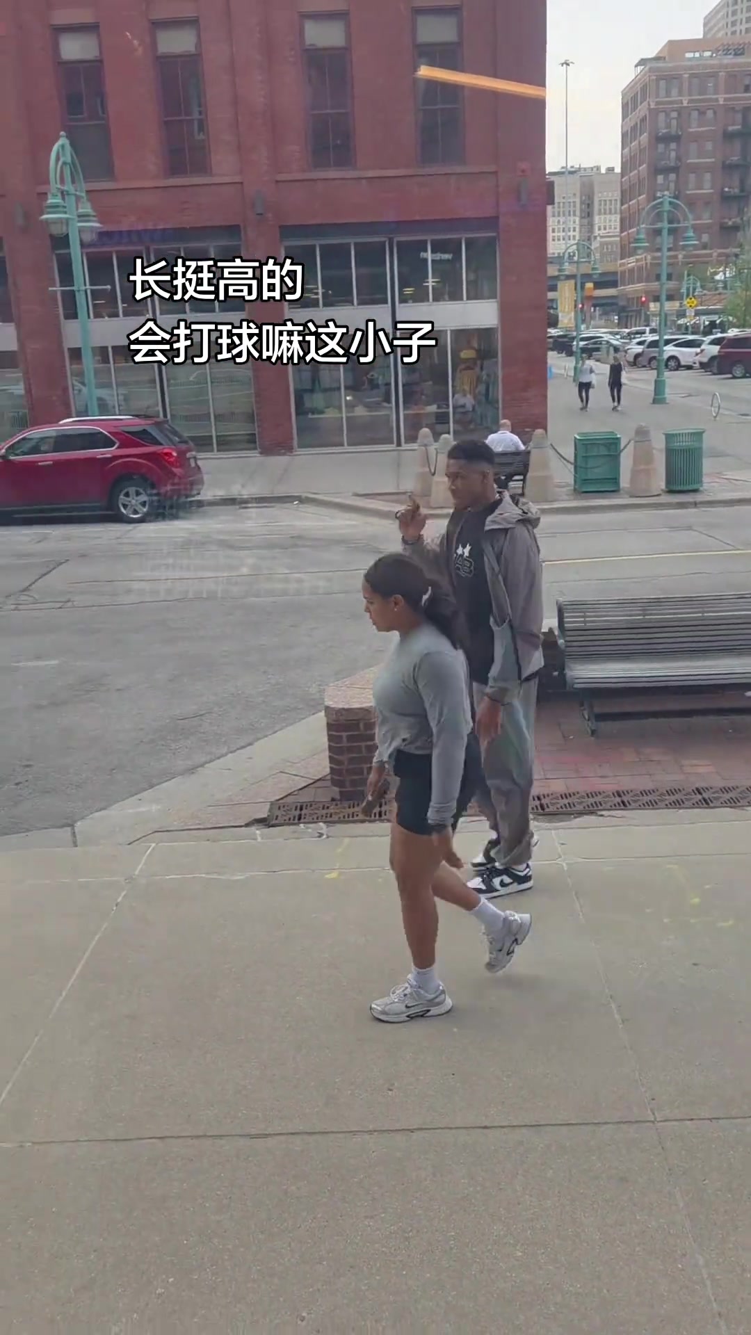 [体育视频]小伙子长挺高会打球嘛 不知道球打的怎么样
