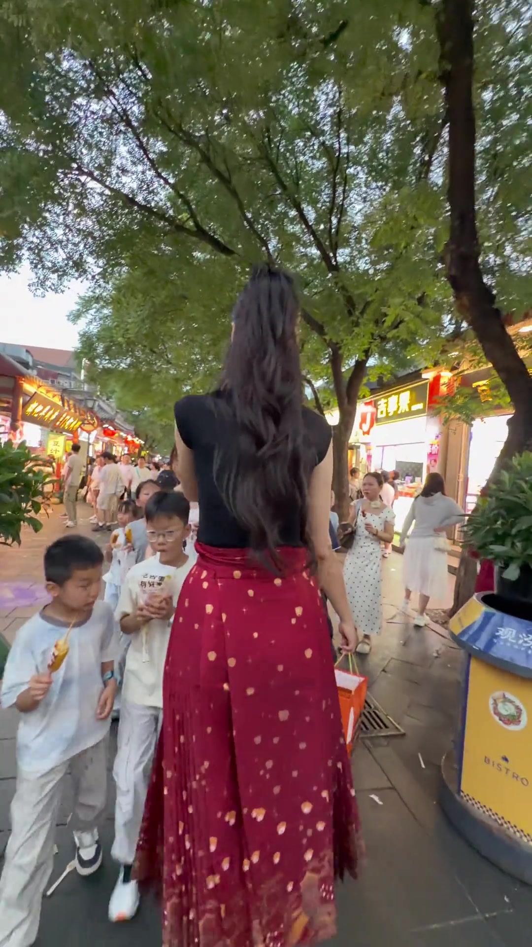 【有道理嘛?】看看这回头率 身高两米的“诺姐”穿马面裙出行是