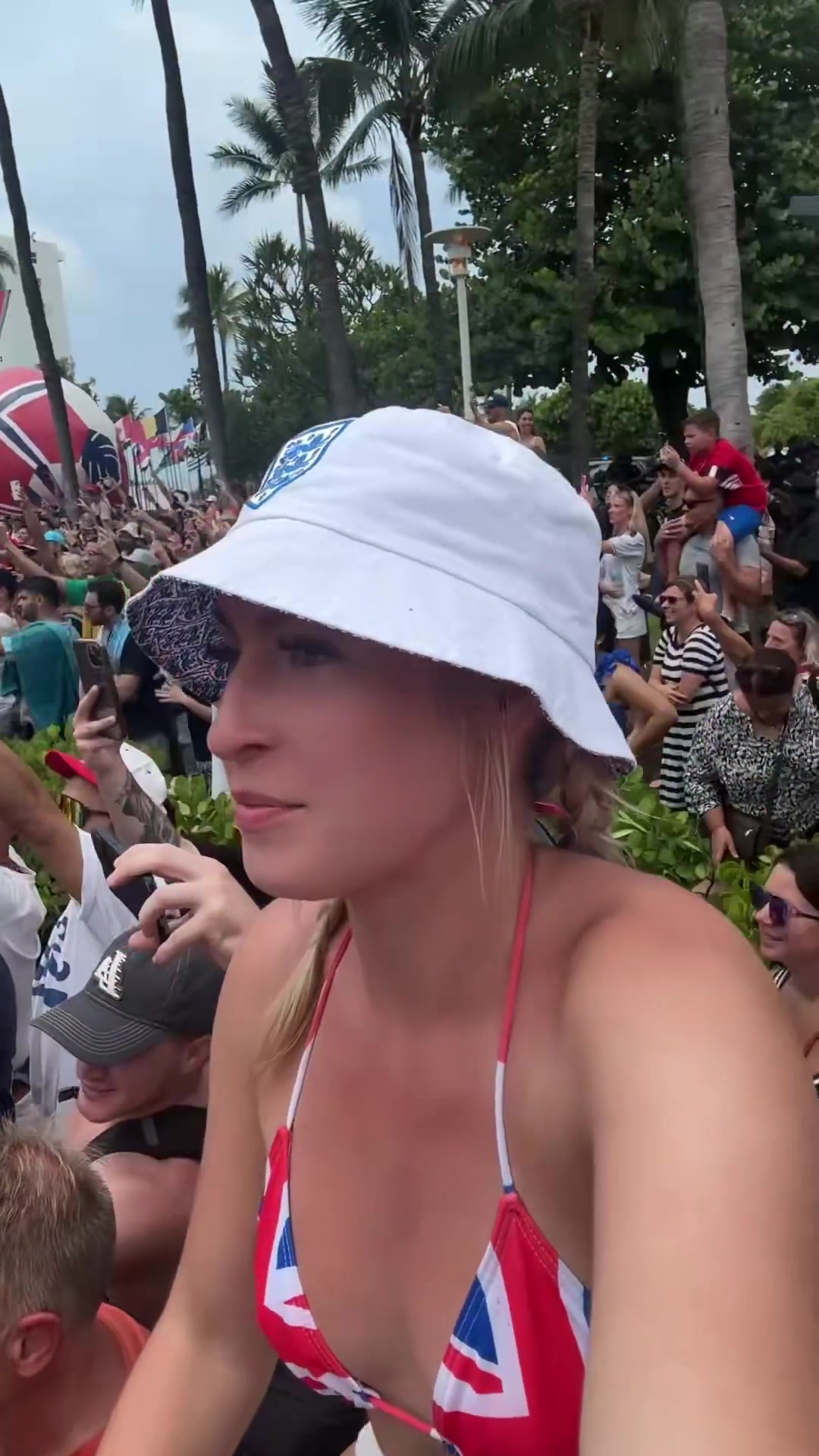 [视频]怕了吗？英格兰女球迷拍摄挪威球迷声势浩大的“划船庆祝