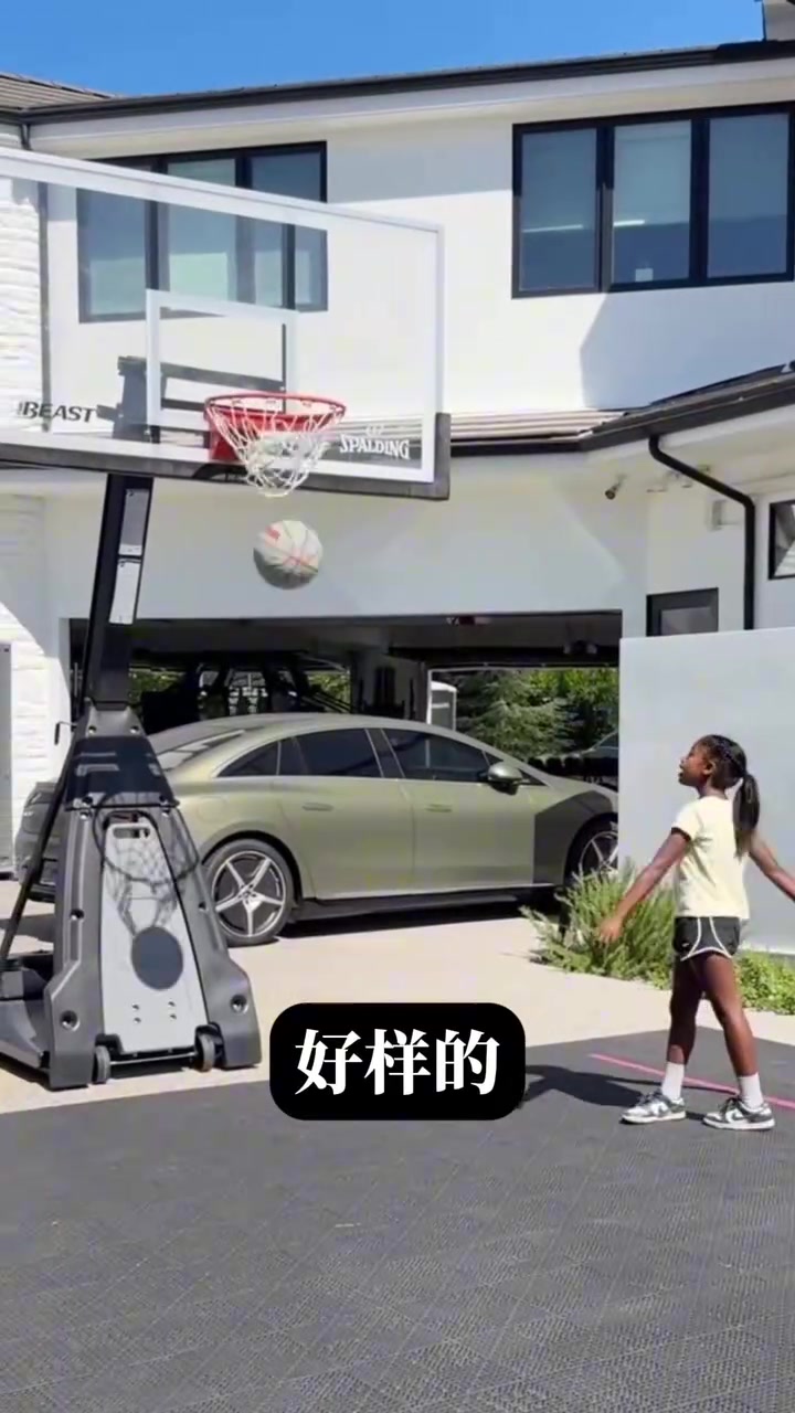 [值得一看]韦德女儿展现出对篮球热情，韦德安排教练全力支持女儿训练