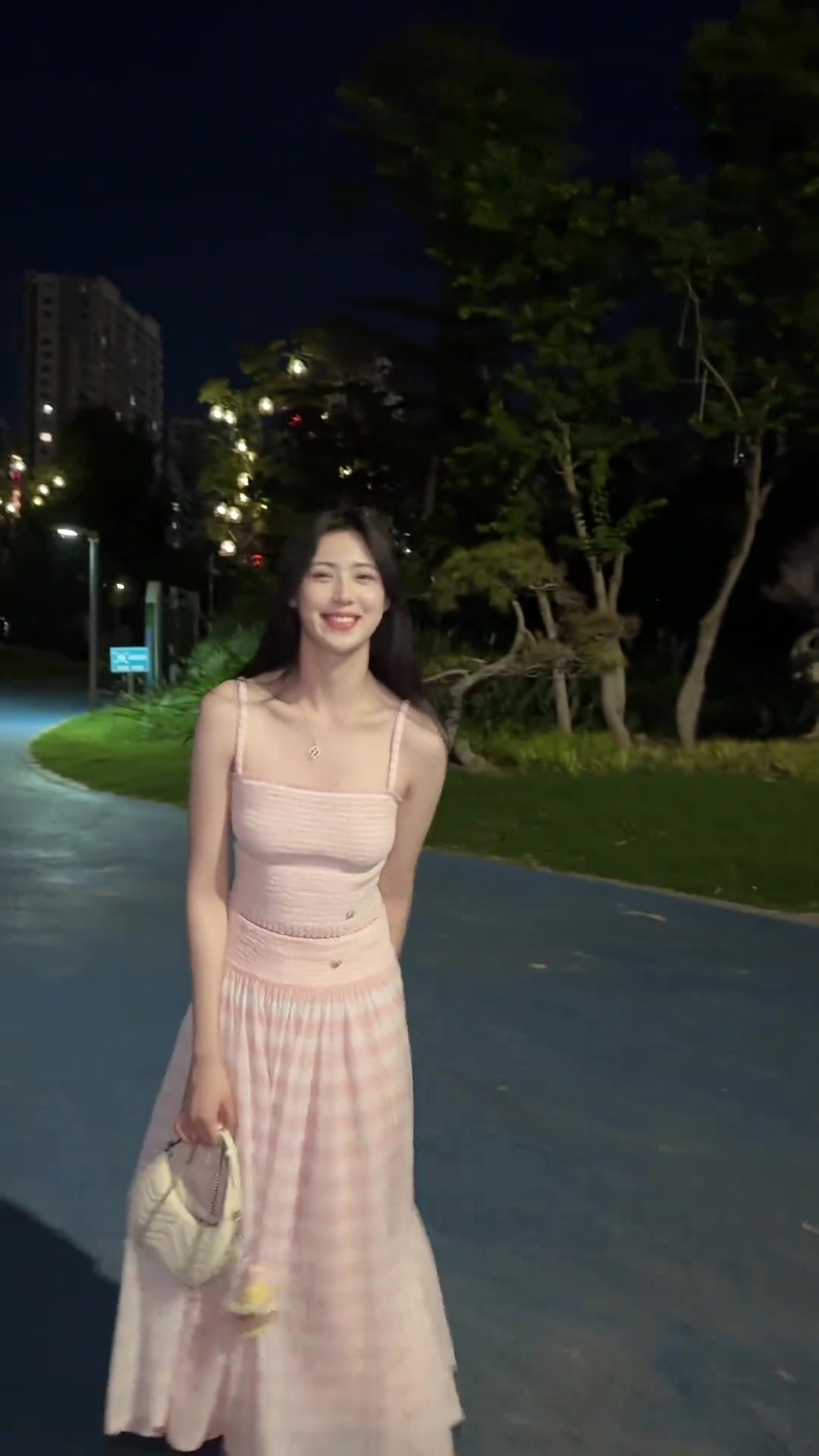 “不愧是女篮出身,这腰腹力量和完美曲线,深夜看有点顶不住。” “不愧是女篮出身,这腰腹力量和完美曲线,深夜看有点顶不住。”