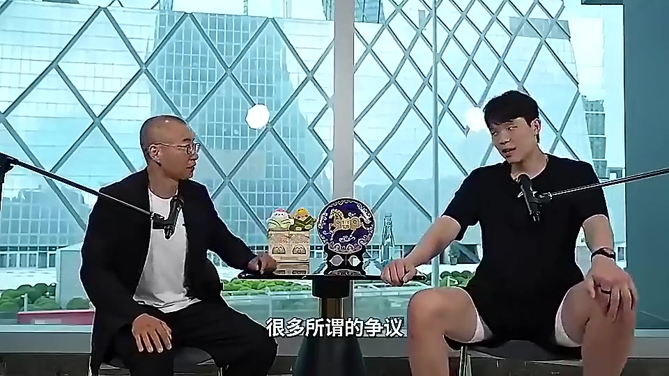 [你怎么看？]杨瀚森之前谈网络上恶评：我有时都会看笑了，他们骂的很有才