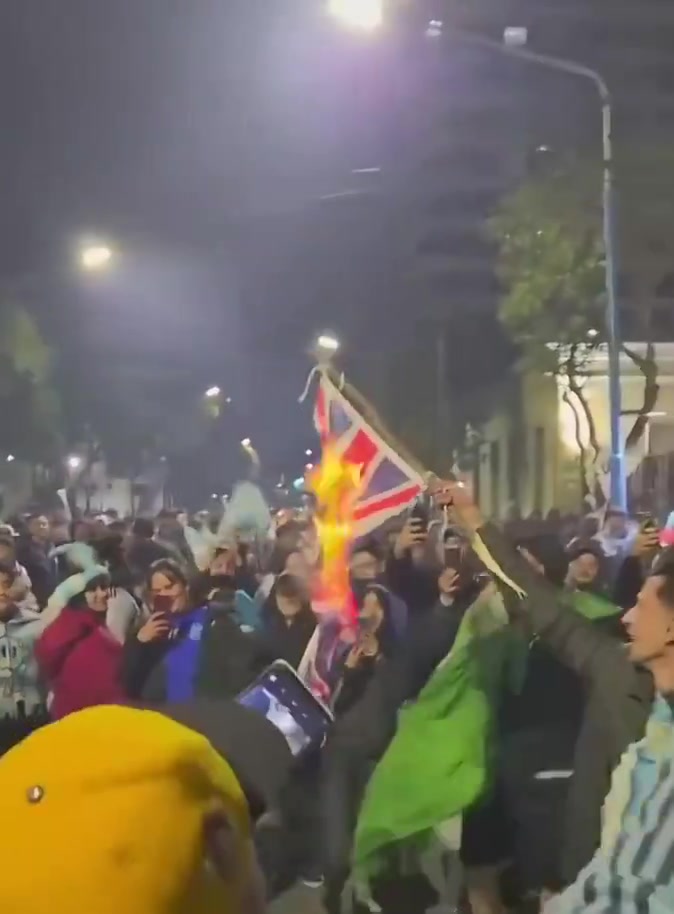 今晚打响半决赛！阿根廷球迷焚烧英国国旗