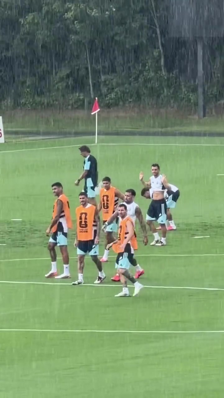 抓紧每时每刻！阿根廷冒雨训练备战英格兰
