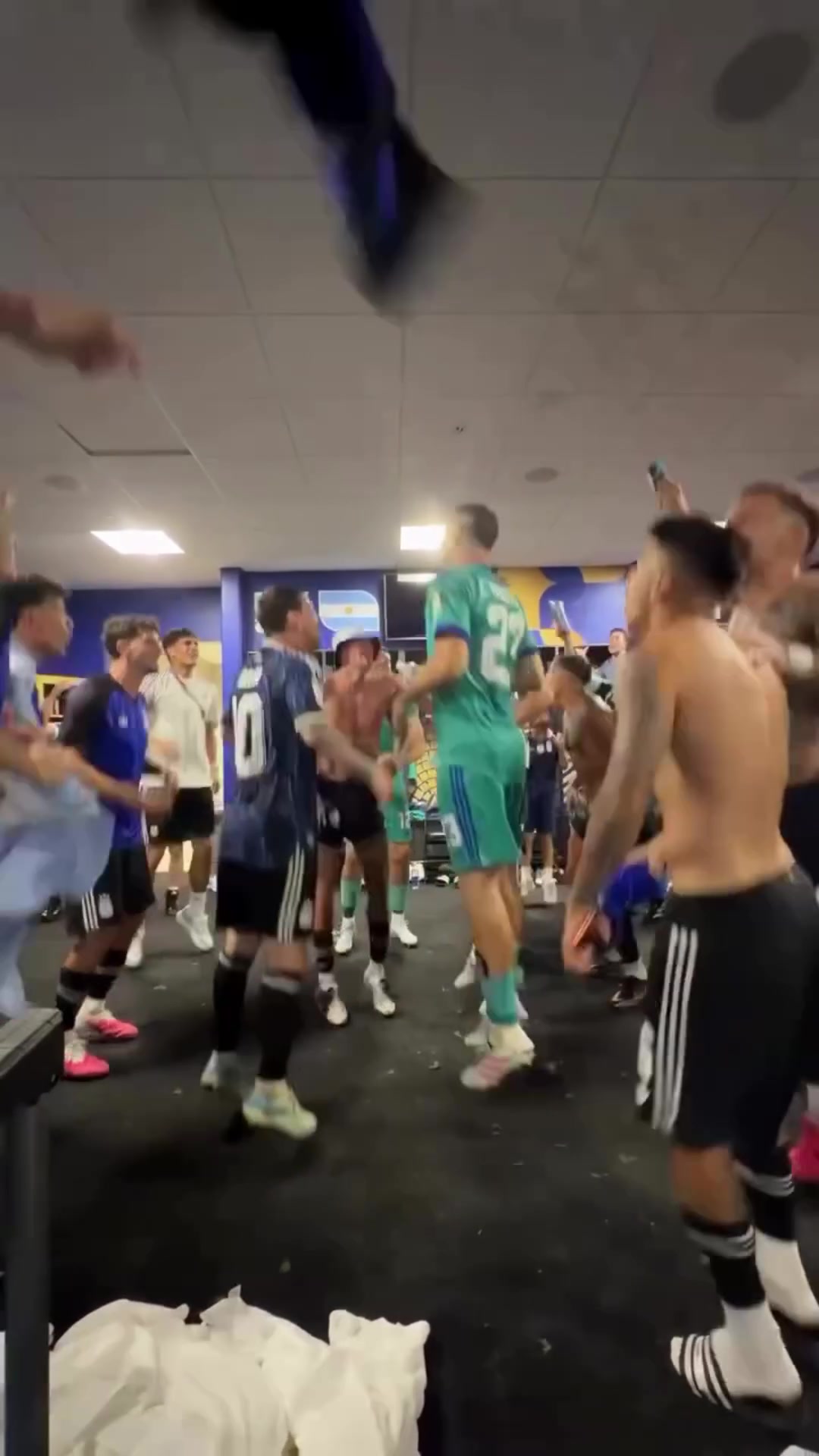 [世界杯]阿根廷更衣室庆祝晋级决赛！梅西放声高歌蹦跳狂欢！