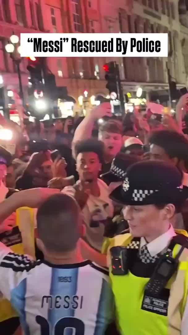 【体育视频】胆子真大！阿根廷球迷在伦敦被英格兰球迷追着骂，警