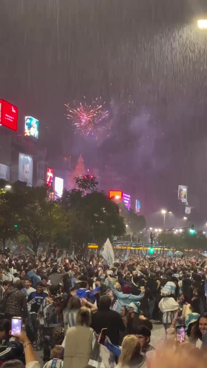 【今日视频】大雨也浇灭不了热情！阿根廷街头球迷疯狂庆祝